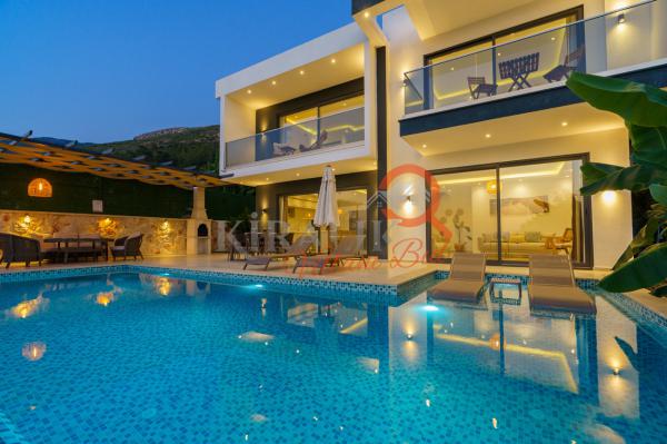 Kalkan Üzümlü Bölgesinde Lüks Tasarıma Sahip Tatil Villası