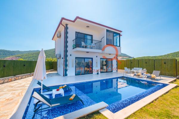 Kaş Belenli Bölgesinde Geniş Aileler İçin Uygun Kiralık Tatil Villası