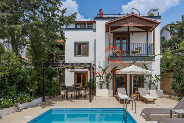 Kalkan Bölgesinde Şık Tasarıma Sahip Tatil Villası