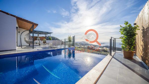Kalkan Bölgesinde Deniz Manzaralı Tatil Villası