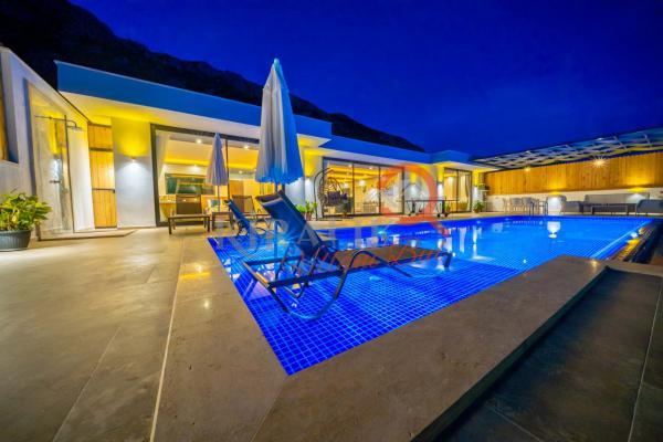 Kalkan Bölgesinde Çift Jakuzili Deniz Manzaralı Villa
