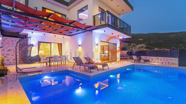 Kalkan Bölgesinde Enfes Manzaraya Hakim Lüx Villa