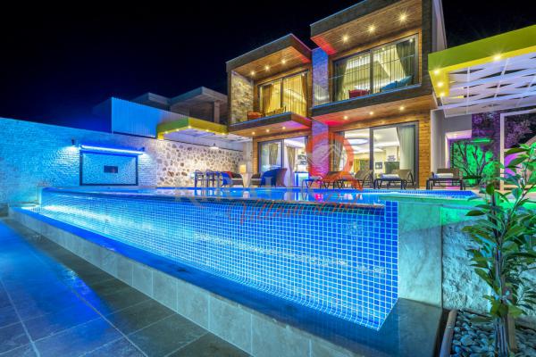 Kalkan Kördere Bölgesinde Jakuzili Deniz Manzaralı Villa