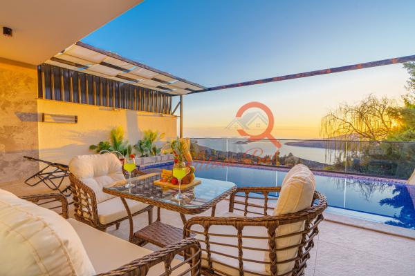 Kalkan Bölgesin de deniz manzaralı Balayı Villası
