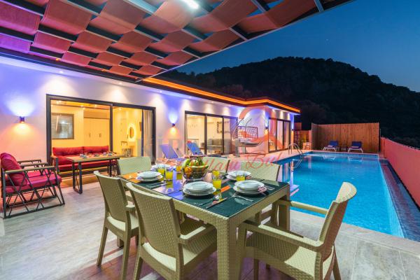 Kalkan Bölgesinde 2024 Yılı Yapımı Jakuzili Villa