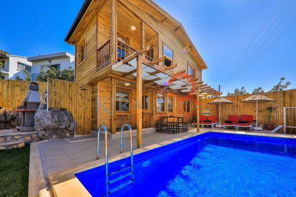 Kaş Gökseki Bölgesinde Otantik Tasarıma Sahip Tatil Villası