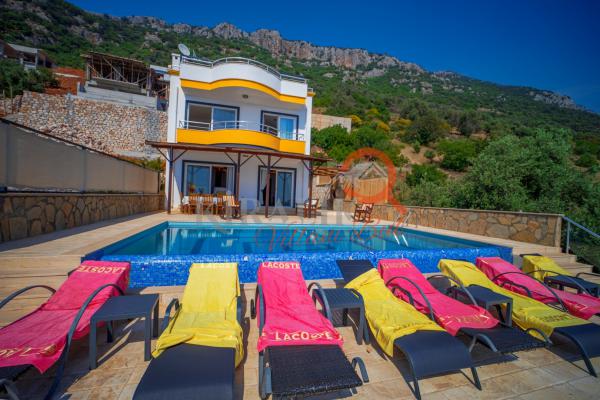 Kalkan Kördere Bölgesinde Deniz Manzaralı Tatil Villası
