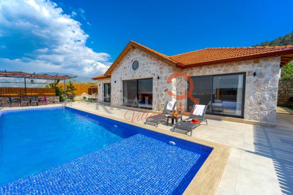 Kalkan Bölgesinde Özel Havuzlu Jakuzili Tatil Villası
