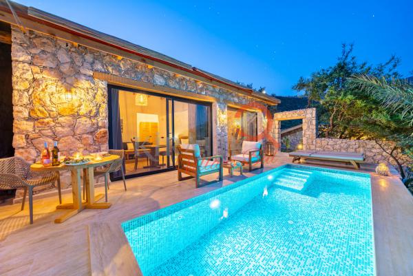 Kalkan Kalamar Bölgesinde Deniz Manzaralı Balayı Villası