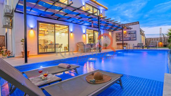 Kalkan Bölgesinde Jakuzili Özel Havuzlu Tatil Villası