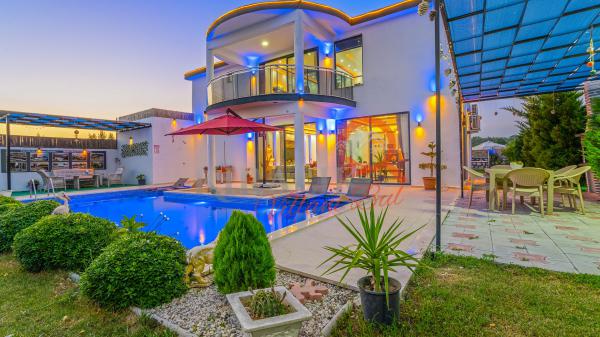 Kalkan Bölgesinde Jakuzili Geniş Bahçeli Tatil Villası