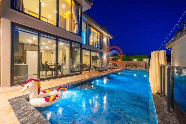 Kalkan Bölgesinde Şık Tasarıma Sahip Lüx Villa