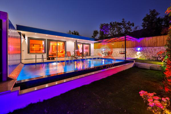 Kalkan Bölgesinde Havuz Alanı Korunaklı Balayı Villası