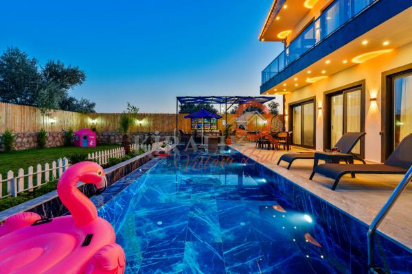 Kalkan Bölgesinde Şık Tasarıma Sahip Tatil Villası