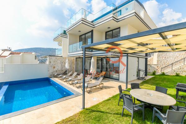 Kalkan Bölgesinde Geniş Aileler İçin Uygun Deniz Manzaralı Villa