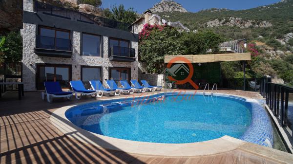 Kalkan Bölgesinde Enfes Deniz Manzarasına Hakim Tatil Villası