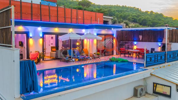 Kalkan Bölgesinde Şık Tasarıma Sahip Tatil Villası