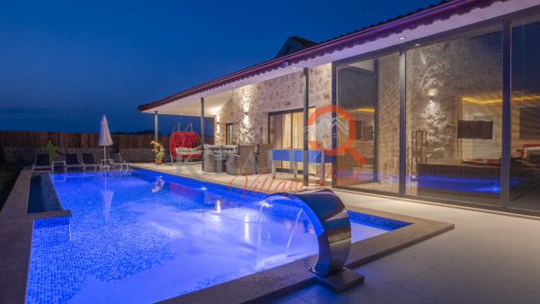 Kalkan Palamut Bölgesinde Jakuzili Özel Havuzlu Tatil Villası