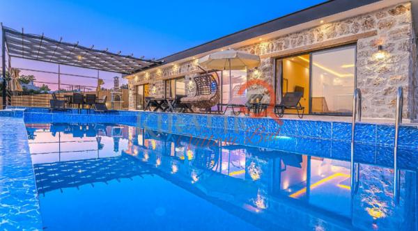 Kalkan Bölgesinde Saunalı Jakuzili Tatil Villası