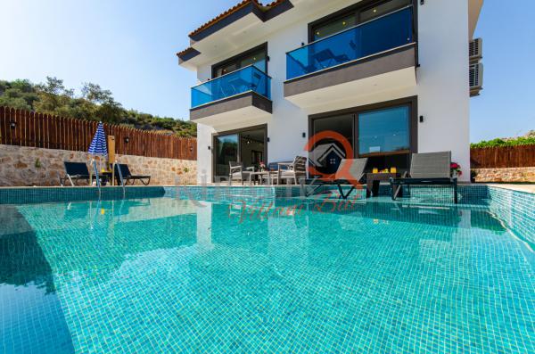 Kalkan Patara Bölgesinde Çift Jakuzili Tatil Villası