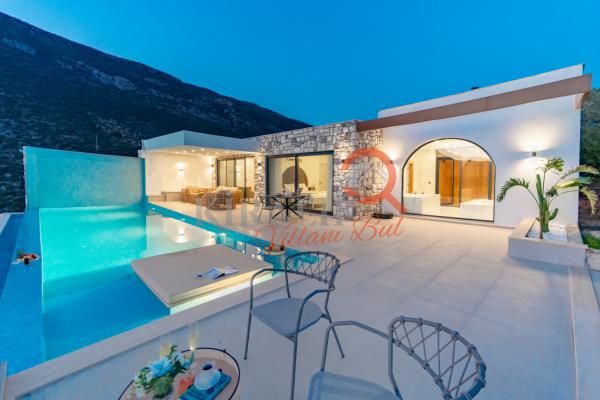 Kaş Bölgesinde Enfes Deniz Manzarasına Hakim Balayı Villası