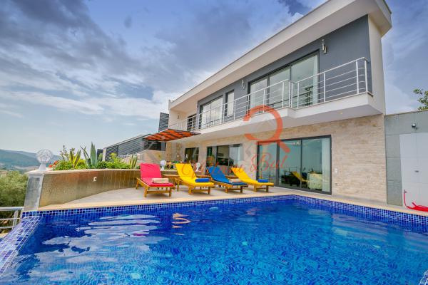 Kalkan Bölgesinde Deniz Manzaralı Villa