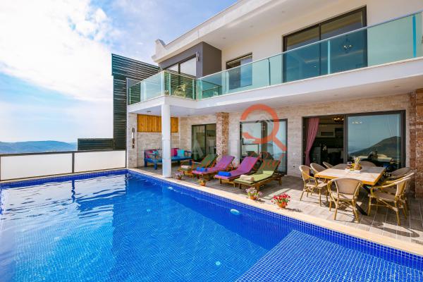 Kalkan Bölgesinde Deniz Manzaralı Tatil Villası