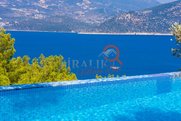 Kalkan Bölgesinde Plaja Yürüme Mesafesinde Tatil Villası