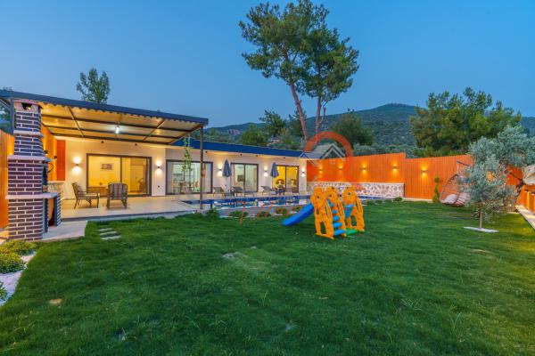 Kalkan Bölgesinde Geniş Bahçeli Lüx Villa