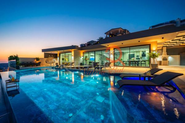 Kalkan Bölgesinde Tam Donanımlı Tatil Villası